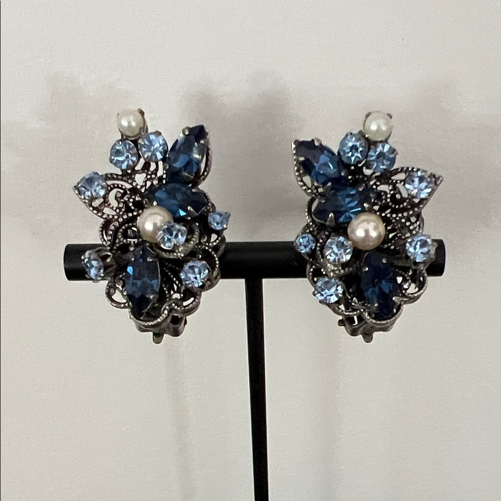 Blue Crystal and Pearl Vintage-1950s Clip Earrings in Excellent condition